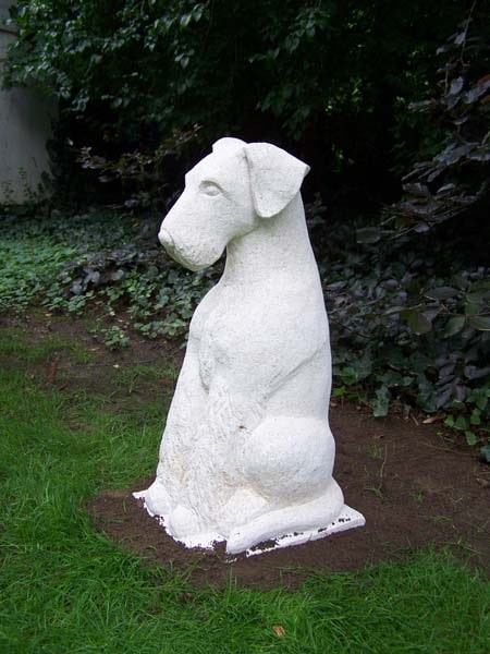 Hund Skulptur aus Stein Gartendeko