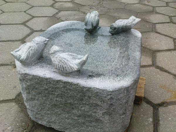 Vogelbrunnen mit Skulpturen aus Stein