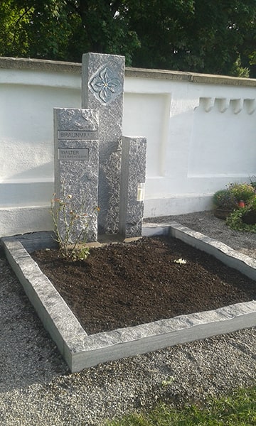 Grabstein mit Blumengravur aufgestellt